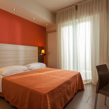 Hotel Aurora Mare Rimini Bagian luar foto